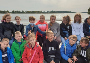 Uczniowie płyną statkiem wycieczkowym