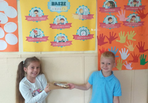 Uczennica wręcza swojemu koledze prezent