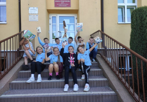 Uczniowie klasy piątej pokazują książki, które czytają i omawiają na lekcji