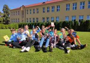 Uczniowie klasy piątej pokazują książki, które czytają i omawiają na lekcji