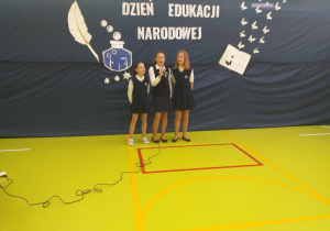 Uczennice śpiewają przygotowane piosenki