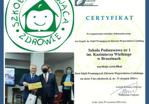 Plakat na którym znajduje się certyfikat, logo szkoły promującej zdrowie oraz zdjęcie Dyrektora szkoły odbierającego wyróżnienie