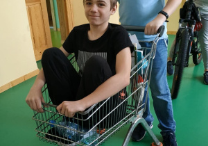 Uczniowie prezentują swoje "alternatywne" plecaki