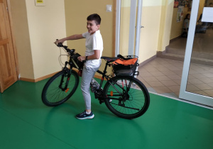 Uczniowie prezentują swoje "alternatywne" plecaki