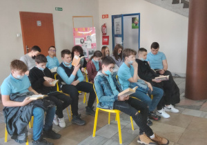 Uczniowie czytają książki w bibliotece