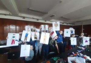 Uczniowie prezentują zaprojektowane przez siebie stroje sceniczne
