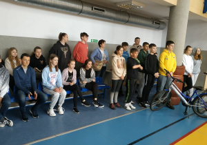 Uczniowie obserwują zawody sportowe