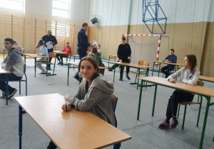 Uczestniczy piszą test z wiedzy o bezpieczeństwie