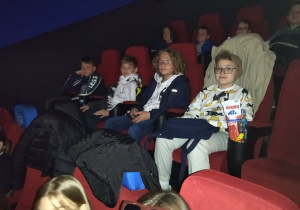 Dzieci w kinie oglądają film