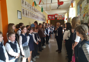 Uczniowie w strojach galowych biorą udział w apelu z okazji uchwalenia Konstytucji 3-go maja
