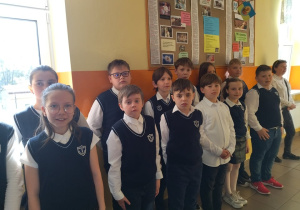 Uczniowie w strojach galowych biorą udział w apelu z okazji uchwalenia Konstytucji 3-go maja