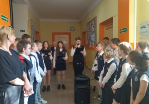 Uczniowie w strojach galowych biorą udział w apelu z okazji uchwalenia Konstytucji 3-go maja