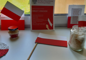 Patriotyczne prace plastyczne wykonane przez dzieci, zdobią korytarz szkolny