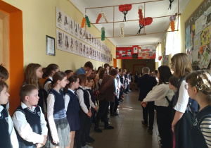 Uczniowie w strojach galowych biorą udział w apelu z okazji uchwalenia Konstytucji 3-go maja
