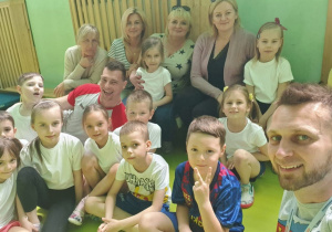Uczniowie i nauczyciele pozują do zdjęcia z instruktorem szkolenia