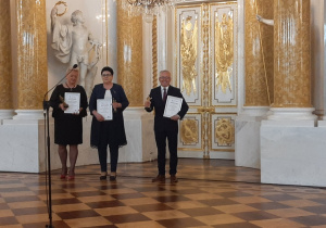 Dyrektor Zbigniew Zieliński pozuje do zdjęcia wraz z innymi laureatami plebiscytu
