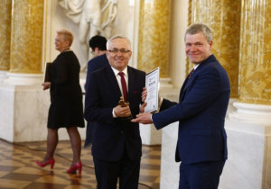 Dyrektor Zbigniew Zieliński przyjmuje statuetkę Szkoły Roku
