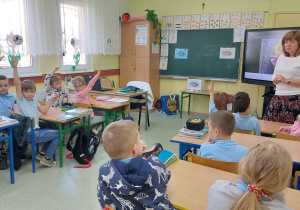 Prowadząca omawia wybrane zagadnienia. Uczniowie zgłaszają się do dopowiedzi.