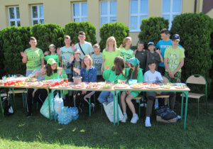 Uczniowie wraz z wychowawcą piknikują na świeżym powietrzu.