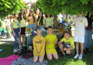 Uczniowie wraz z wychowawcą piknikują na świeżym powietrzu.