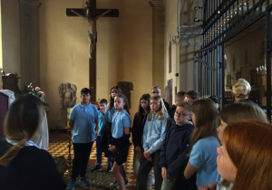 Uczniowie słuchają prelekcji.