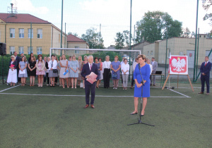 Dyrektor i Burmistrz Miasta podczas przemowy otwierającej nowy rok szkolny.