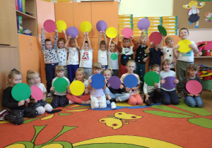 Uczniowie prezentują prace plastyczne "Kolorowe kropki".