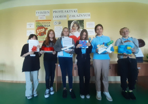 Uczniowie prezentują wykonane przez siebie modele wirusów i bakterii.