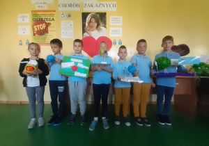 Uczniowie prezentują wykonane przez siebie modele wirusów i bakterii.