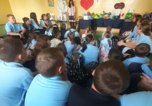 Uczniowie uczestniczą w prelekcji na temat zapobiegania chorobom.