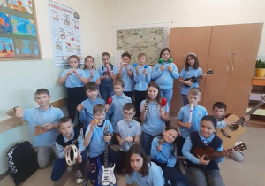 Uczniowie prezentują instrumenty.