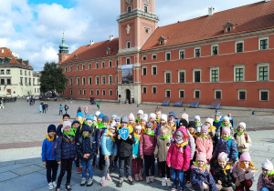 Uczniowie pozują do zdjęcia na tle Zamku Królewskiego.