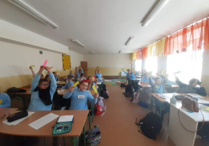 Uczniowie prezentują wykonane przez siebie zakładki do książki.