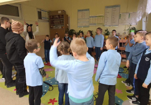 Uczniowie uczestniczą w grze ruchowej.