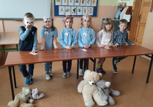 Uczniowie biorą udział w konkursie.