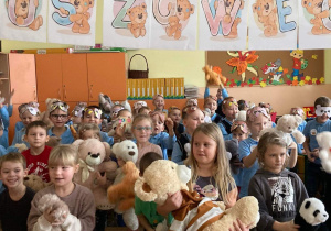 Uczniowie pokazują swoje misie,