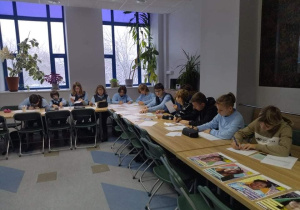 Uczniowie biorą udział w warsztatach. Czytają i opracowują przygotowane materiały.