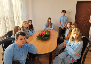Uczniowie uczestniczą w prelekcji.