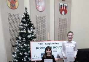 Uczennice prezentują zdobyte dyplomy na konkursie.