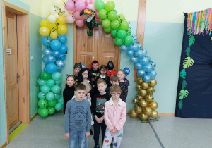 Uczniowie klasy 2b pozują do pamiątkowego zdjęcia z balu.