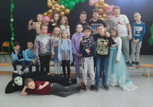 Uczniowie klasy 3a pozują do pamiątkowego zdjęcia z balu.
