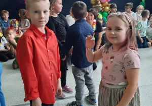 Uczniowie tańczą w parach.