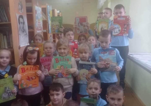 Uczniowie prezentują wypożyczone książki.