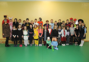 Uczniowie klas 2 pozują do pamiątkowego zdjęcia wraz z wychowawcami.
