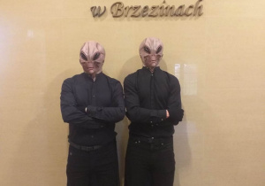 Dyrektorzy w przebraniu kosmitów.