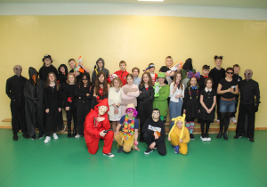 Uczniowie klas 5 pozują do pamiątkowego zdjęcia wraz z wychowawcami i dyrekcją.