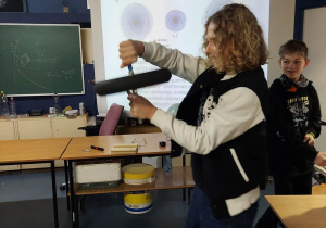 Uczeń wykonuje ćwiczenie.
