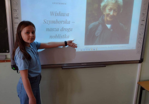 Uczennica opowiada o autorce korzystając z prezentacji multimedialnej.