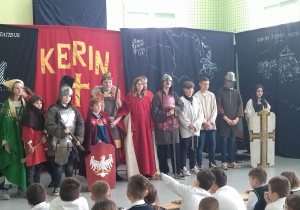 Uczniowie klas starszych w strojach rycerskich.
