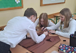 Uczniowie wykonują królewskie zamki.